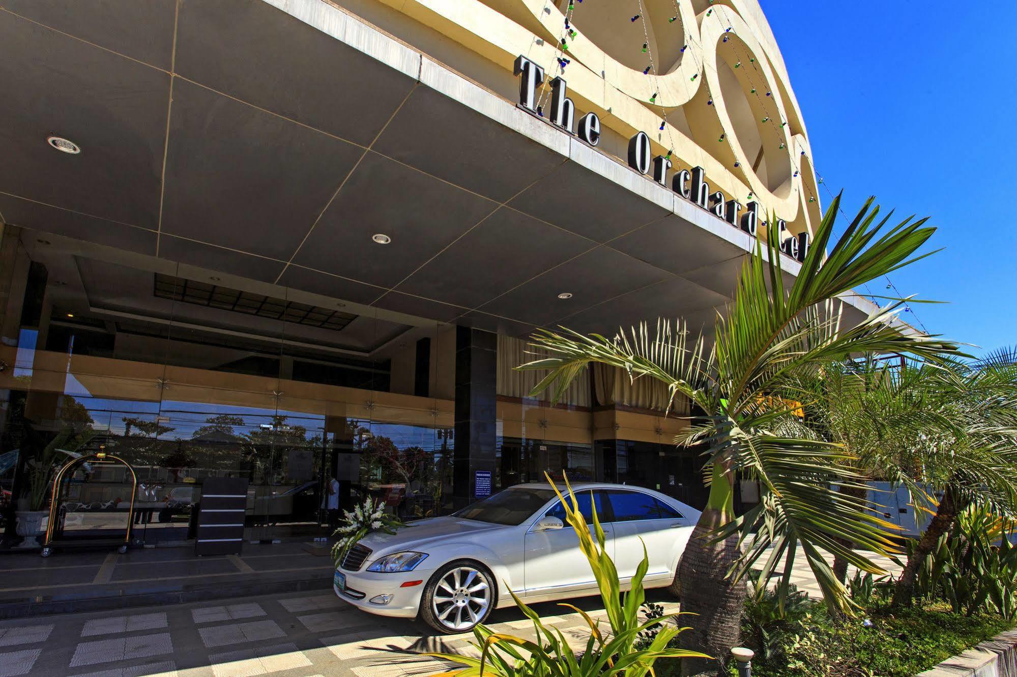 The Orchard Cebu Hotel & Suites Powered By Cocotel Мандауэ Экстерьер фото